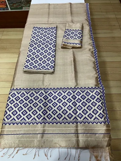 কাপোৰ পৰীক্ষা কৰা পাঠৰ বাবে অসমীয়া তাঁতৰ দৃশ্য / Assamese handloom picture for checking cloth quality