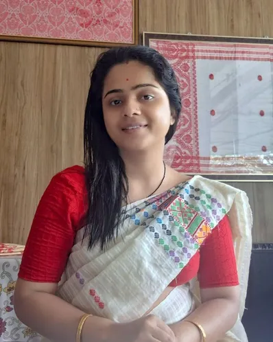 Geetika wearing gero sador
