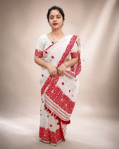 Geetika wearing a self bordered nooni cotton mekhela chador